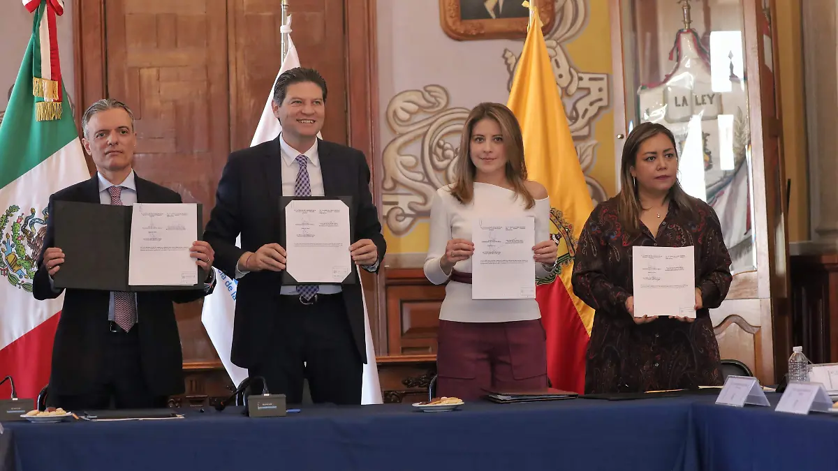 Firma de convenio por mujeres